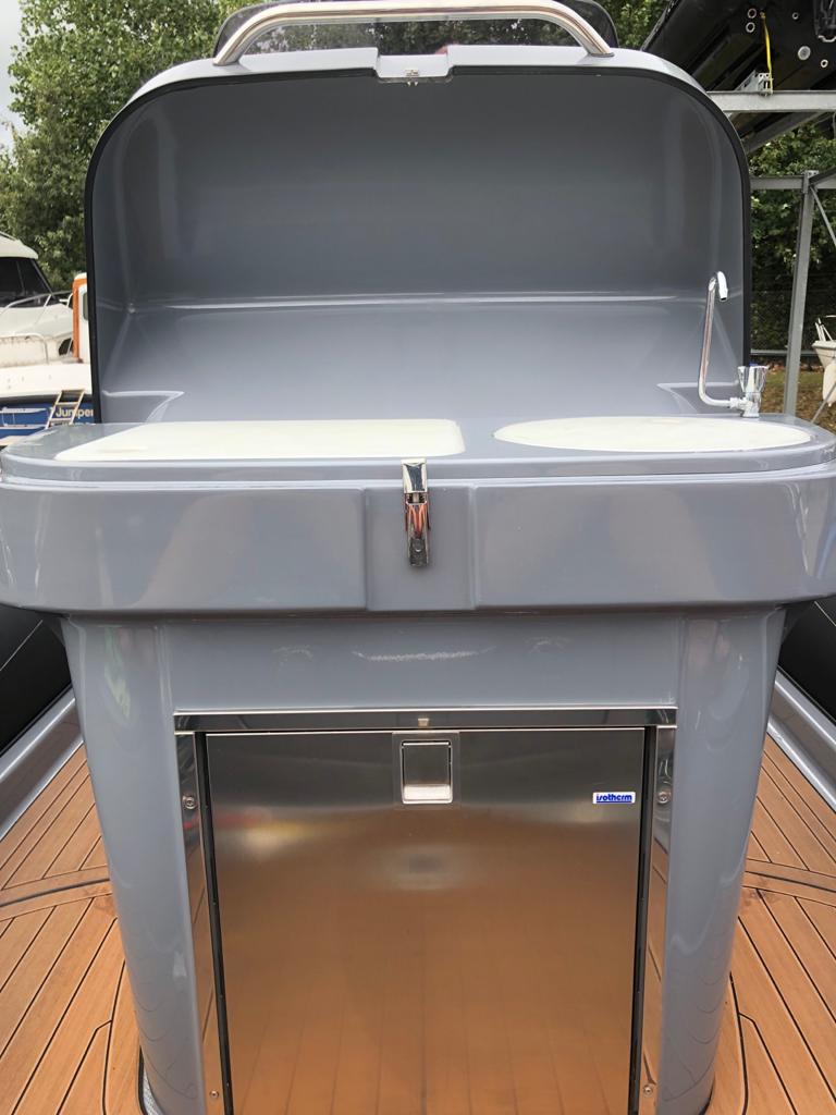 GRAND G850 RIB helm seat sink & fridge