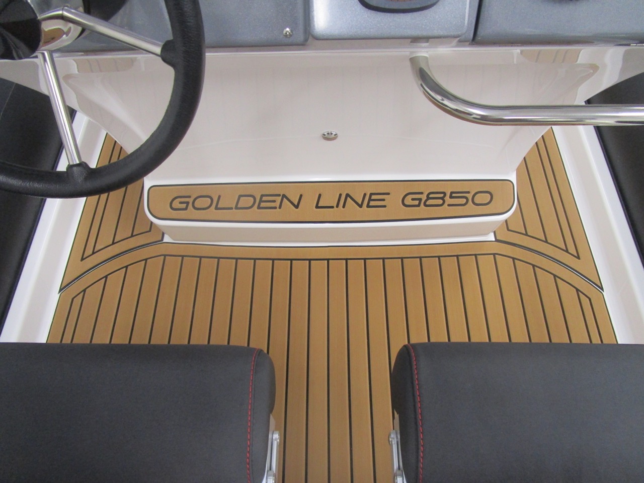 GRAND G850 RIB helm seats extended